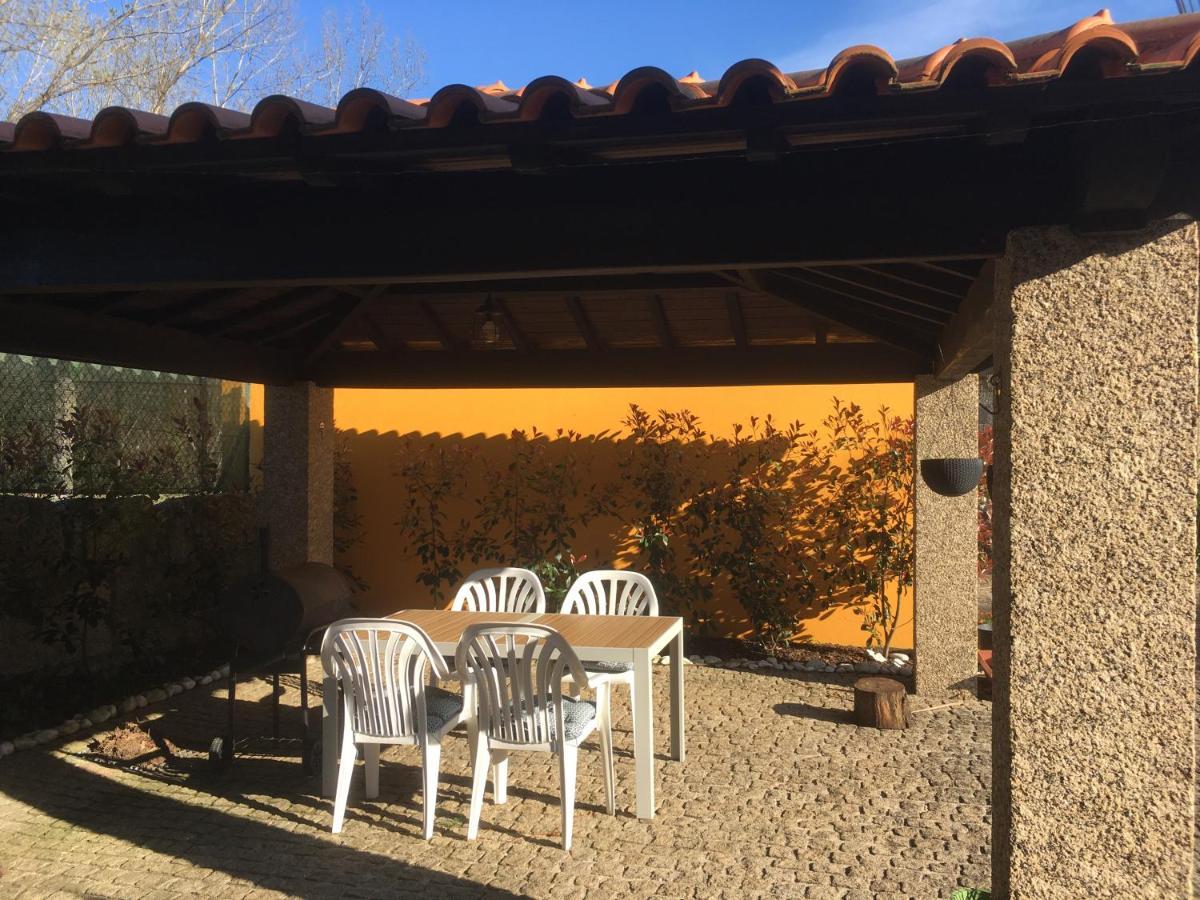 Bergui Guesthouse - ギマランイス エクステリア 写真