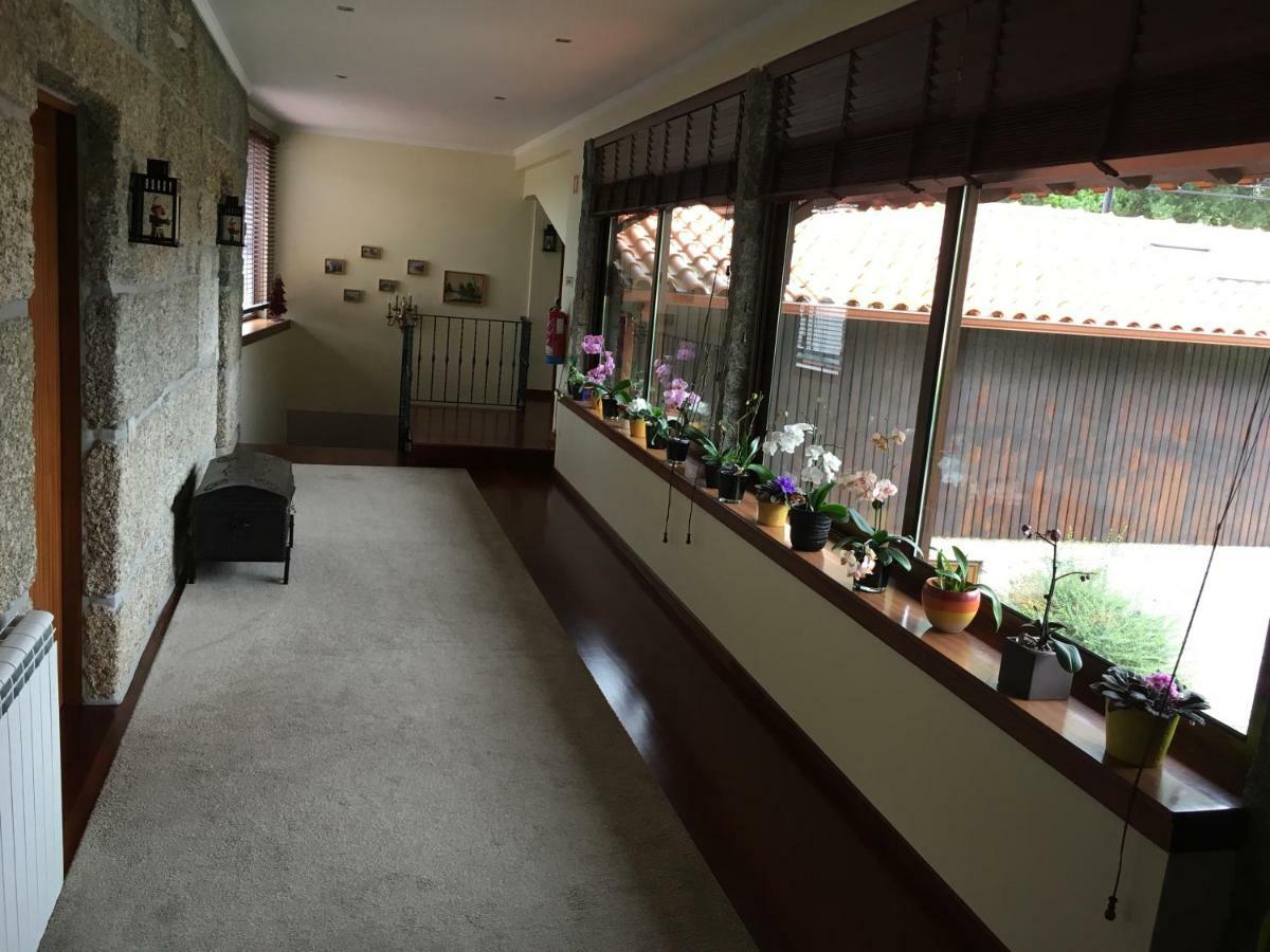Bergui Guesthouse - ギマランイス エクステリア 写真